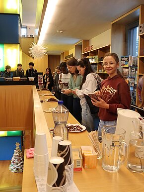 Kantonsschule am Burggraben - Guetzliduft in der Bibliothek