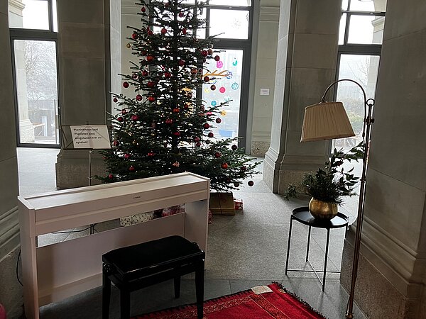 Kantonsschule am Burggraben - Klaviermusik im Mittelrisalit