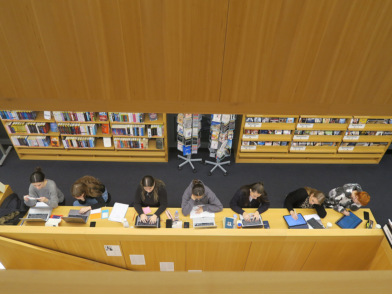 Kantonsschule am Burggraben - Bibliothek